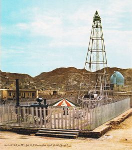 Iran Oil and Gas Turbulent Truth: A Definitive Look at 9 Turning Points in U.S. Strategy 12 Historic image of the first oil well structure at Masjed Soleyman with derrick equipment and workers on site.