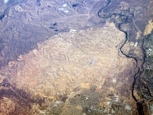 California crude by truck: Disruptive 9‑Fact Deep Dive into Pipeline Idling 4 Aerial photograph of the Kern River Oil Field outside Bakersfield, California, showing dense oilfield development across the landscape.