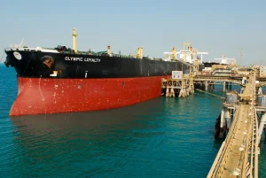 Hormuz Shock: 12 Critical Insights for Oil Transportation Fleets and Supply Chains 4 Oil tanker docked at the Al Basrah Oil Terminal while workers oversee loading.