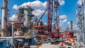 Midwest Fuel Supply Squeeze: 8 Critical Forces Driving Chicago Jet Fuel and Midwest Diesel Tightness 5 Heavy-lift installation of a reactor at Marathon Petroleumโs Robinson refinery