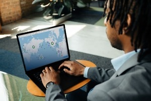 C.H. Robinson’s Proposed RXO Acquisition: What Carriers and Shippers Should Watch 3 A person using a laptop displaying a Navisphere shipment-tracking map.