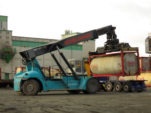 PHMSA Clarifies Organic-Peroxide Tank Limits and Caustic-Soda Residue Rules 6 Reach stacker lifting a tank container from a truck at the Port of Braunschweig, Germany.